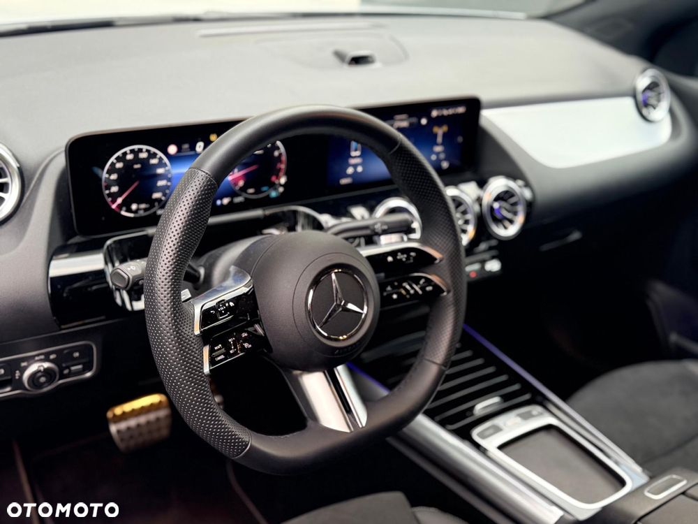 Mercedes-Benz GLA - 21
