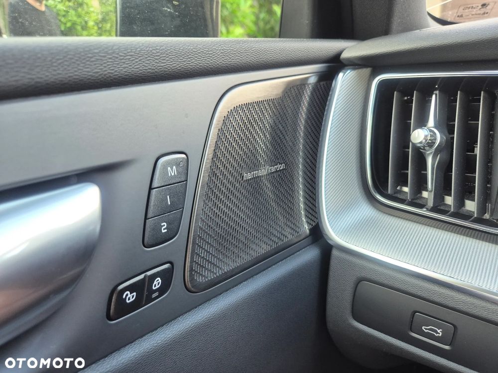 Volvo XC 60 B4 D AWD Plus Dark - 24