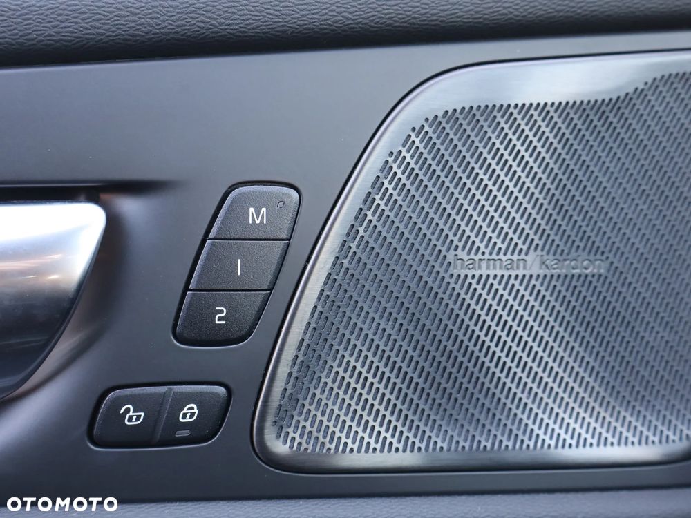 Volvo XC 60 B5 B AWD Ultra Dark - 25