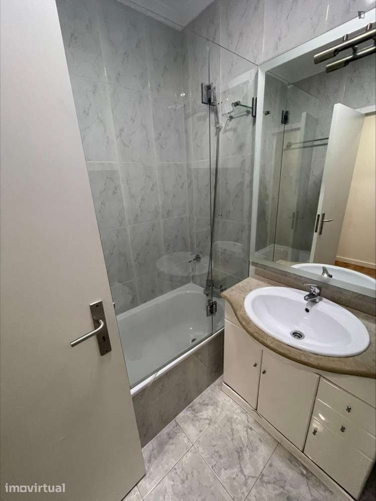 Quarto - localizado em Braga - Grande imagem: 3/4