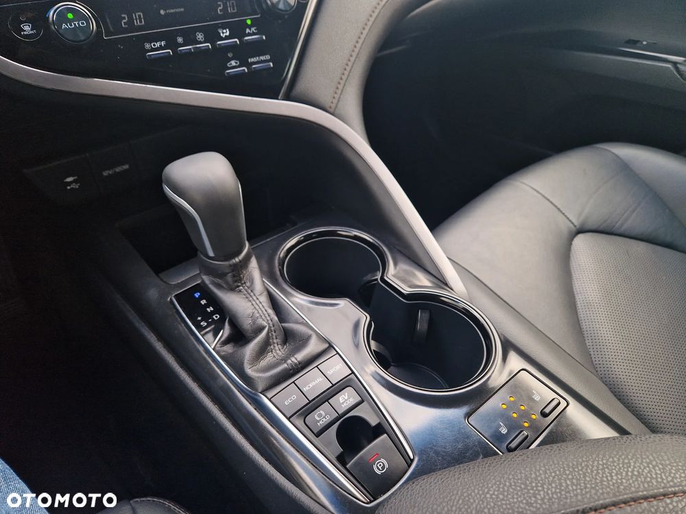 Toyota Camry Luxury - 22