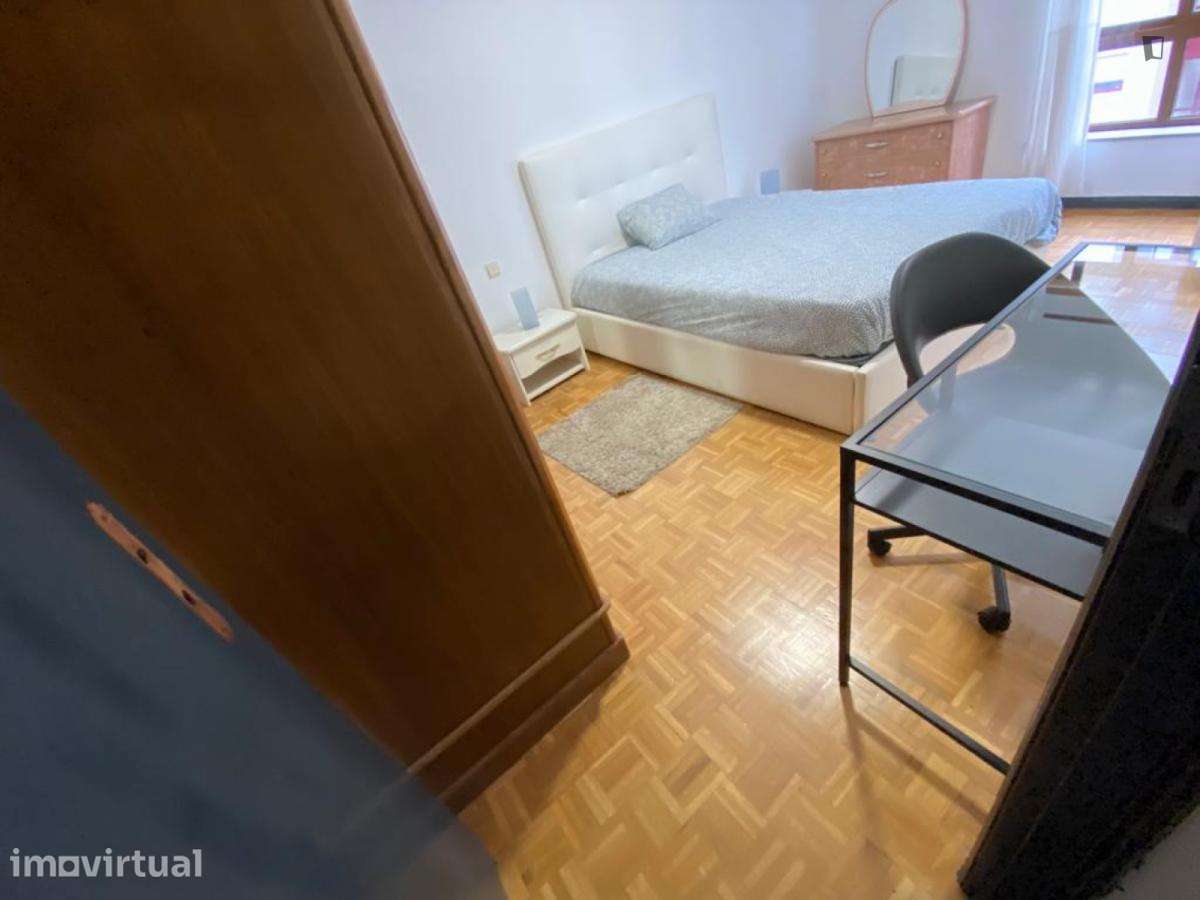 Quarto - localizado em Sé de Braga e São Lázaro Braga - Grande imagem: 4/17