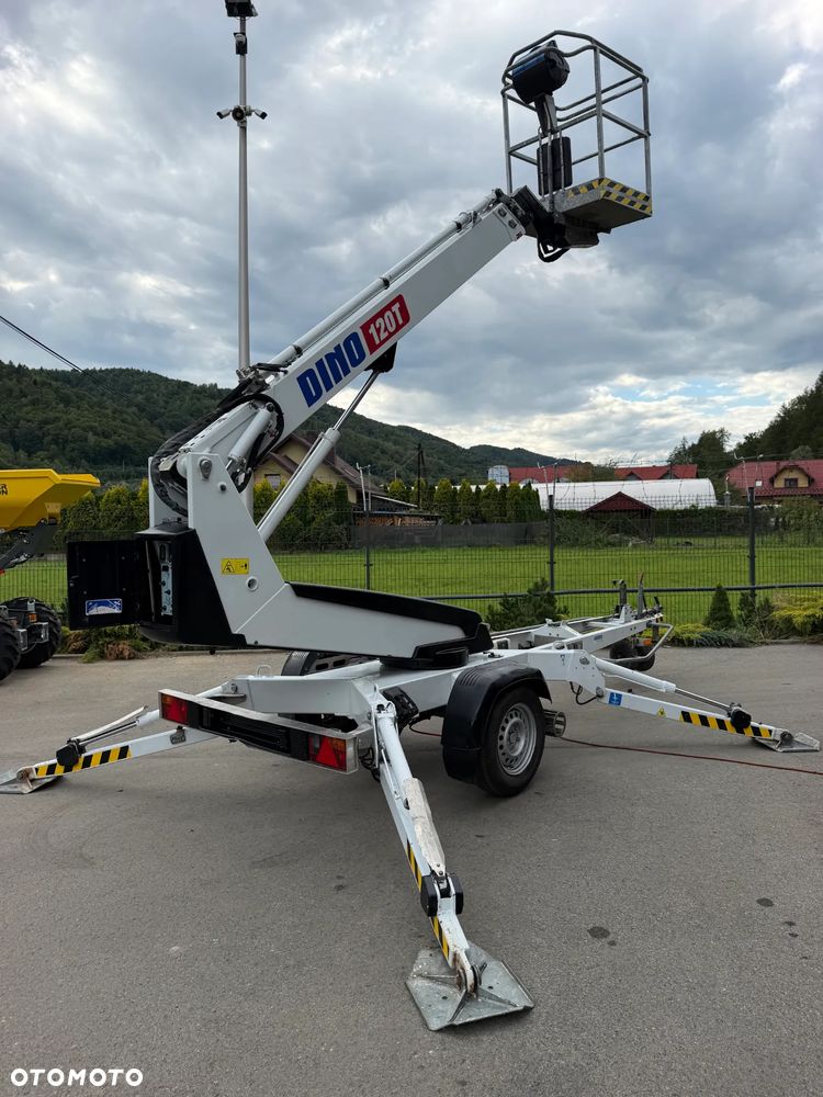Nifty DINO 120T. Zwyżka koszowa 12 metrów wysuwana na raz. Podnośnik HDS. Napęd Hydrauliczny na dwa koła. Obraca się w koło 360. jak nówka z salonu. 2016 rok. 1220 mtg. Książka Serwisowa od nowości do wglądu. PRĄD 230v. 4 sekcje sterowania na dole. Nowy model! Z komuny Norweskiej. Używana była 1 raz do roku. Serwisowana w DEKRA do końca OKAZJA. Zwyżka Obrotowa. Poziomowanie kosza. Pełna Hydraulika. Sterowanie góra dół! Wysuwane ramie. Wieniec tryby zero zużycia! Ani deka luzów i wycieków. Mała lekka i zwinna zwyżka o potężnym zasięgu. OKAZJA TANIO. Do rejestracji. Import Norwegia! Posiadam 4 sztuki wszystkie jak nowe z salonu. Zapraszam do przetestowania. Nowy Sącz. woj. Małopolskie - 27
