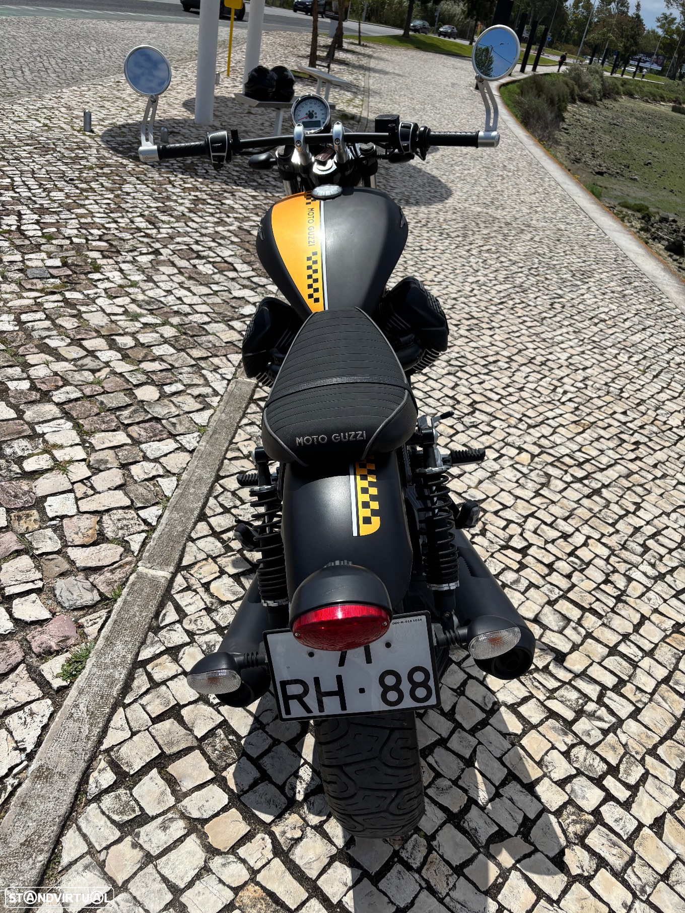 Moto Guzzi V9 Bobber - 3