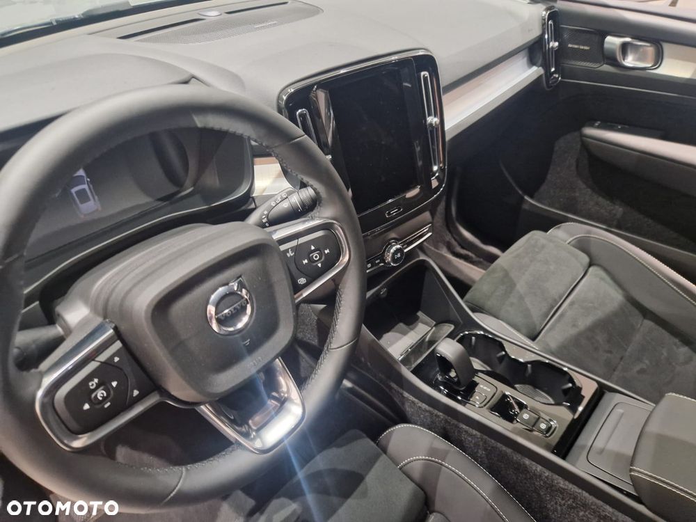 Volvo XC 40 B4 B AWD DKG Ultimate Dark - 25