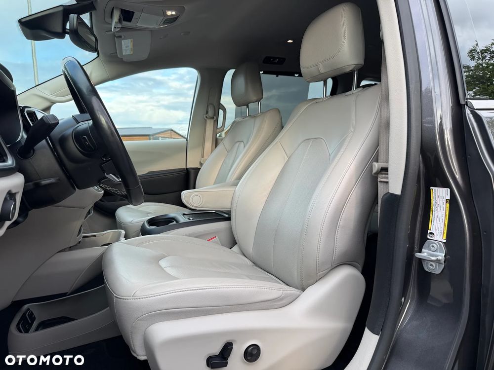 Chrysler Pacifica - 16