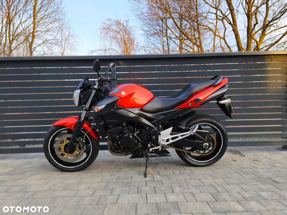 Suzuki GSR - 18
