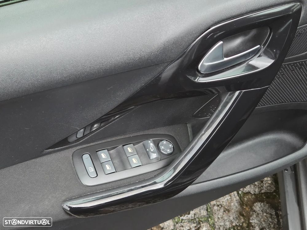 Peugeot 2008 1.2 PureTech Signature - 24