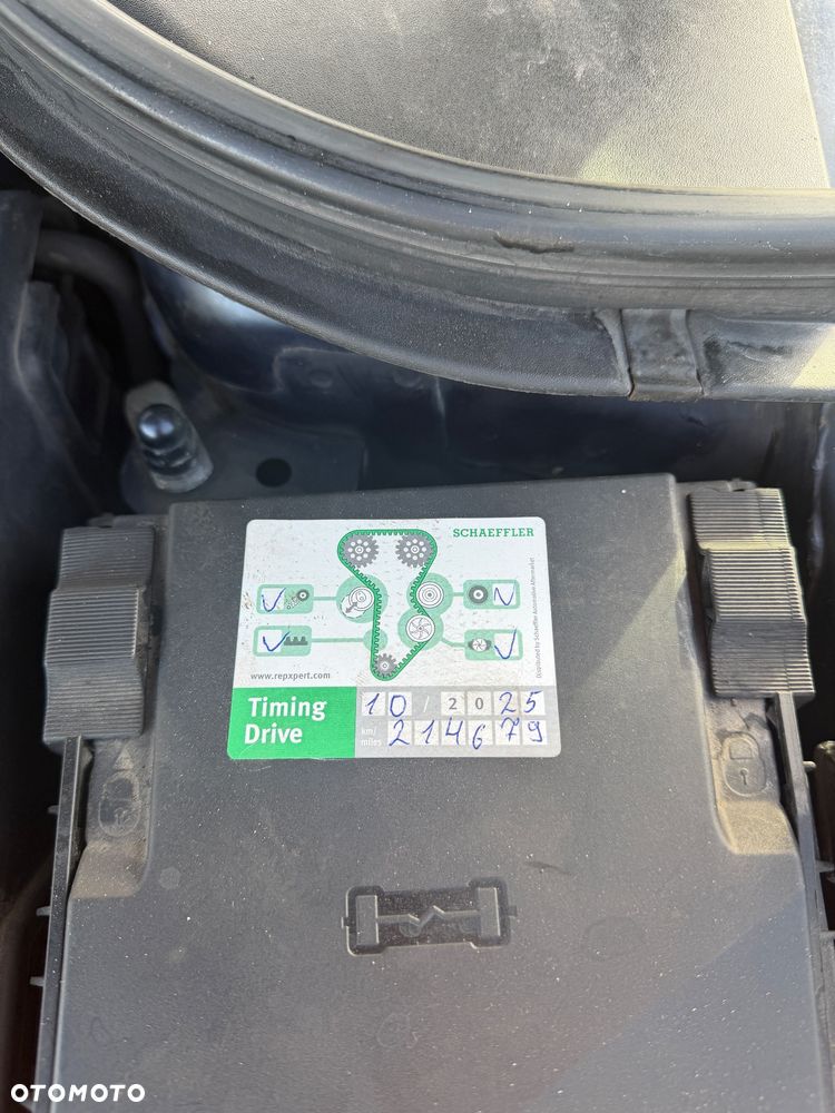 Volkswagen Passat 1.6 TDI DPF BlueMot Highline - 17