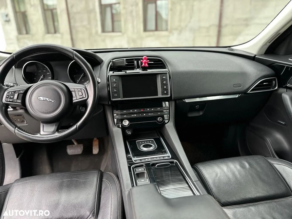 Jaguar F-Pace - 8