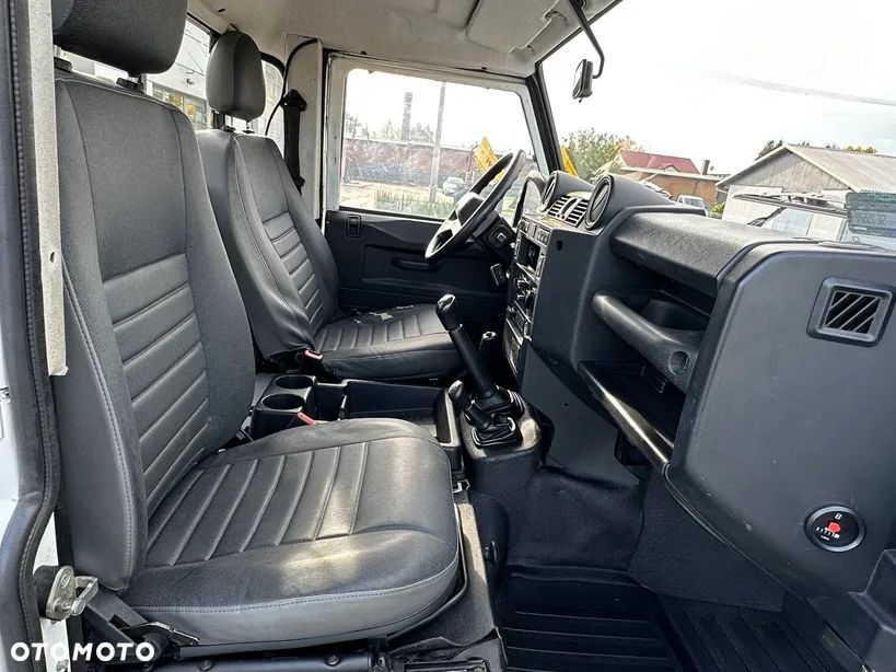 Land Rover Defender - 21