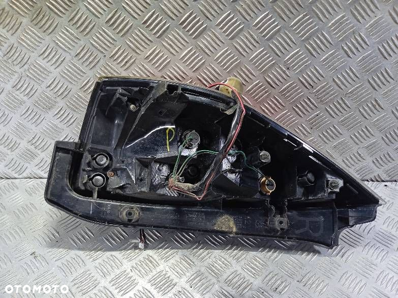 LAMPA PRAWA TYLNA MAZDA 5 - 2