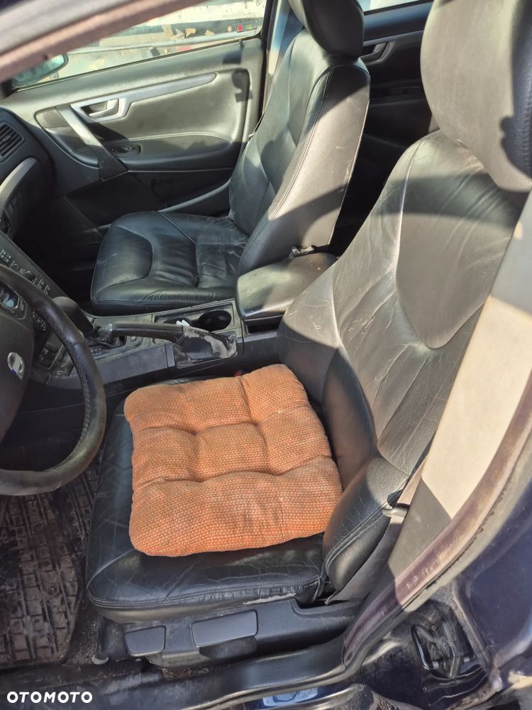 VOLVO V70 II fotel fotele kanapa deska kokpit podsufitka boczek boczki klamka podłokietnik licznik prędkościomierz panel szyb - 3