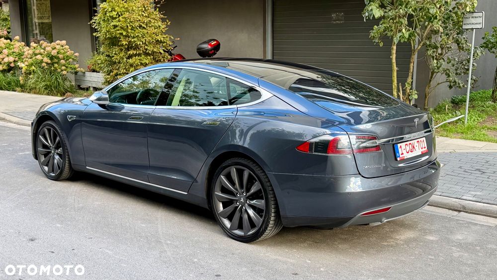 Tesla Model S - 10