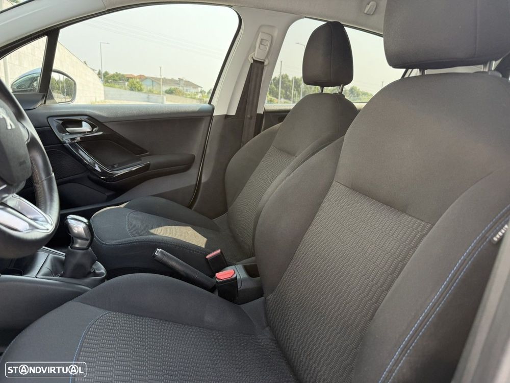 Peugeot 208 1.2 PureTech Signature — fotografia 13
