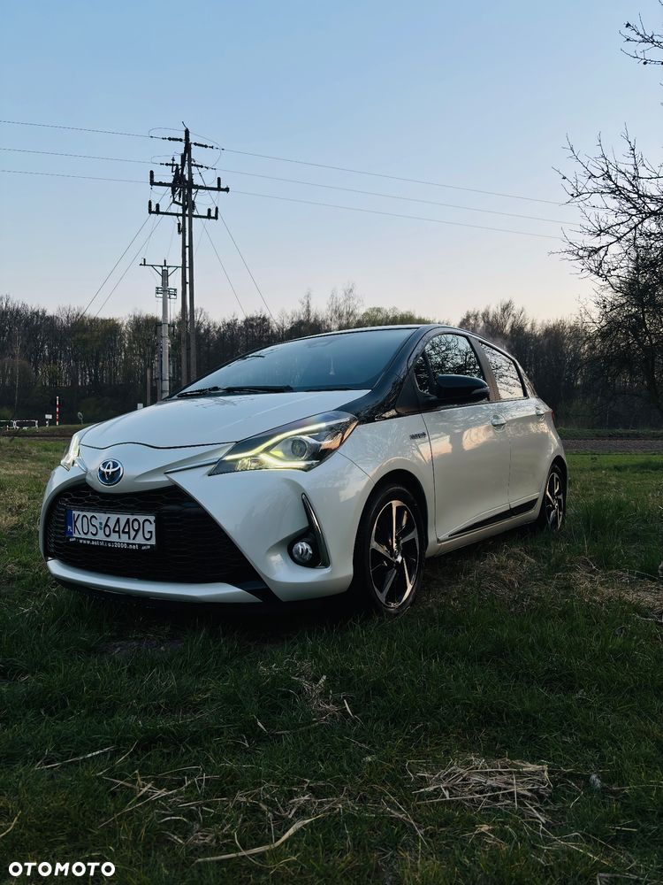 Toyota Yaris Hybrid 100 Selection - 1