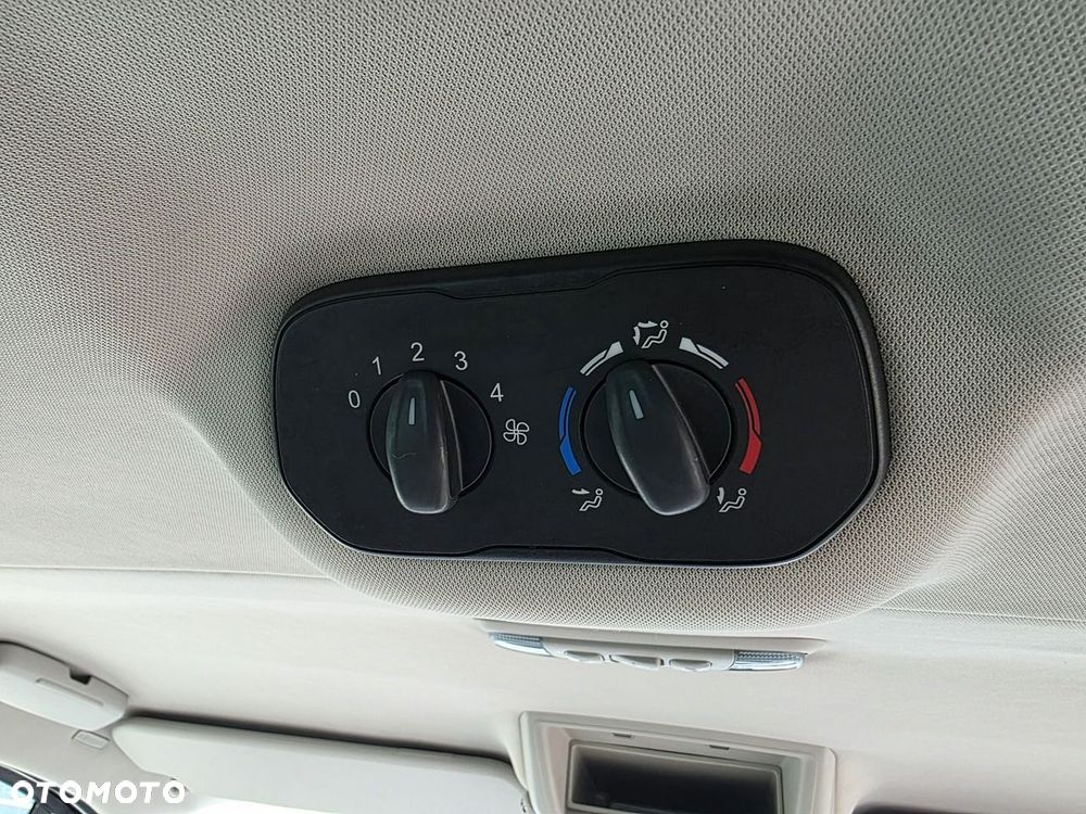 Ford Tourneo Custom - 32