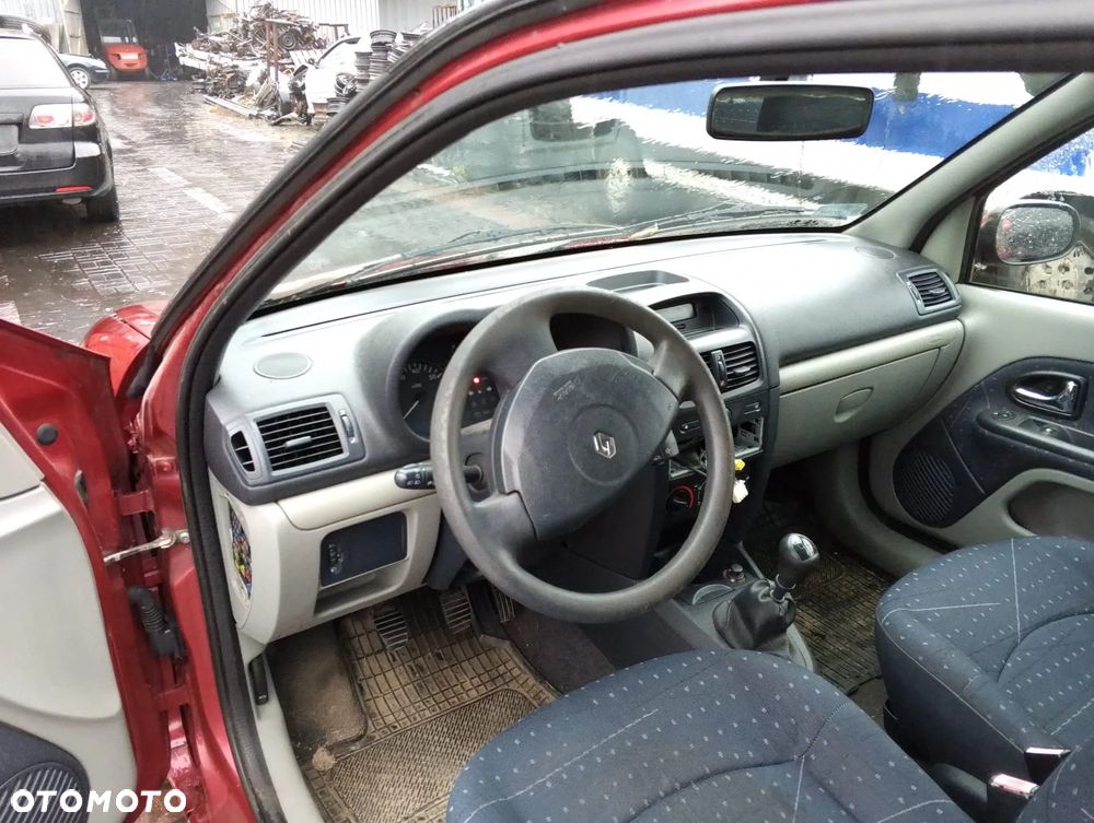 Renault Clio II (01-03r.) 1.2 B 58KM. Silnik D7F 710 Skrzynia  JB1514 lakier NV713/ NV 713.Cały na części. GWARANCJA !!! Przód Tył Zestaw Komplet Drzwi Klapa Zderzak Błotnik Maska Grill Atrapa Szyba Pas Lampa Lusterko Boczki Fotel Kanapa Kokpit Deska Rozdzielcza Przełącznik Włącznik Sterownik Przewody Wiązka Instalacja Moduł Komputer Czujnik Listwa Pompa Alternator Wtryski Głowica Rozrusznik Kompresor Sprzęgło Dwumas Silnik Skrzynia ABS Klimatyzacji Paliwa Wspomagania Kolektor Turbina Przepustnica Zawór Chłodnica Koło Hak Belka Sanki Zawieszenie Mcpherson Półoś Amortyzator Wydech Tłumik Zacisk Most - 7