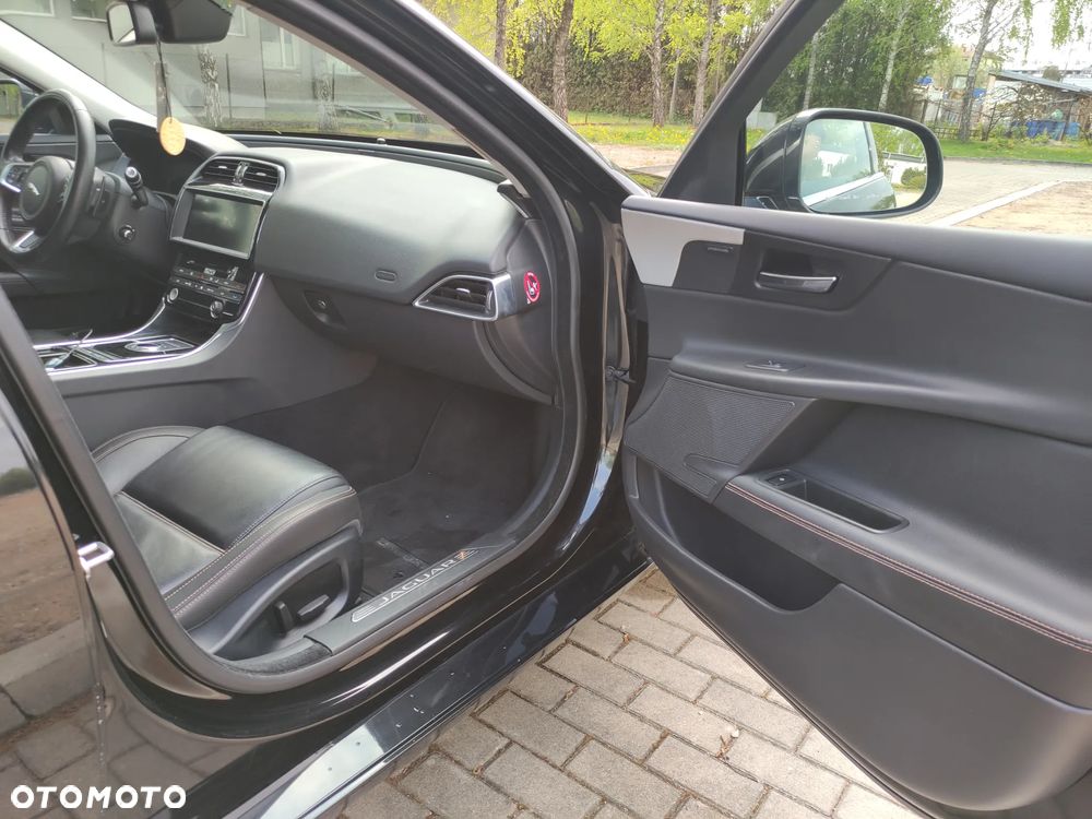 Jaguar XE 2.0 D Prestige - 20