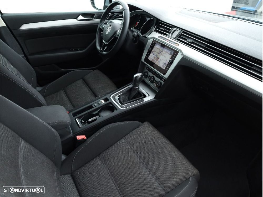 VW Passat Variant 2.0 TDI Business DSG - 26