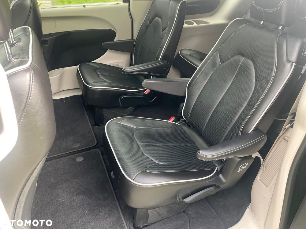 Chrysler Pacifica - 17
