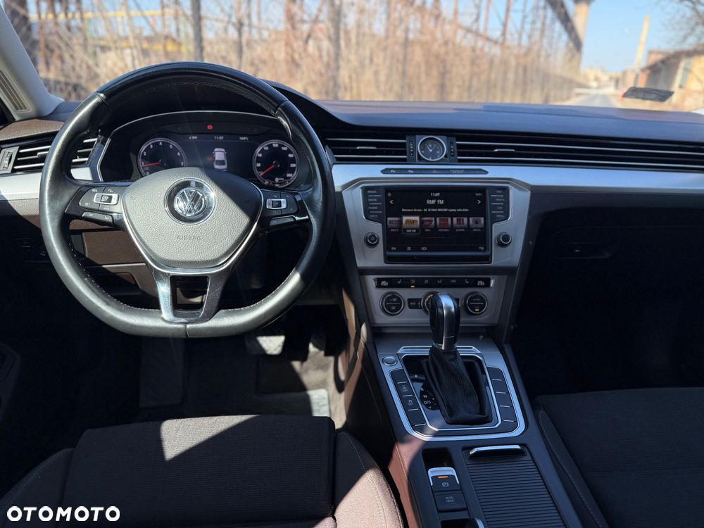 Volkswagen Passat - 11