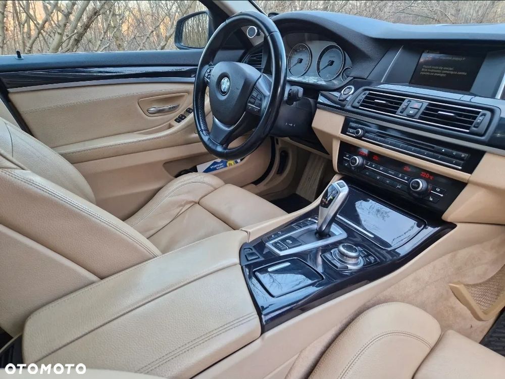 BMW Seria 5 525d xDrive - 12