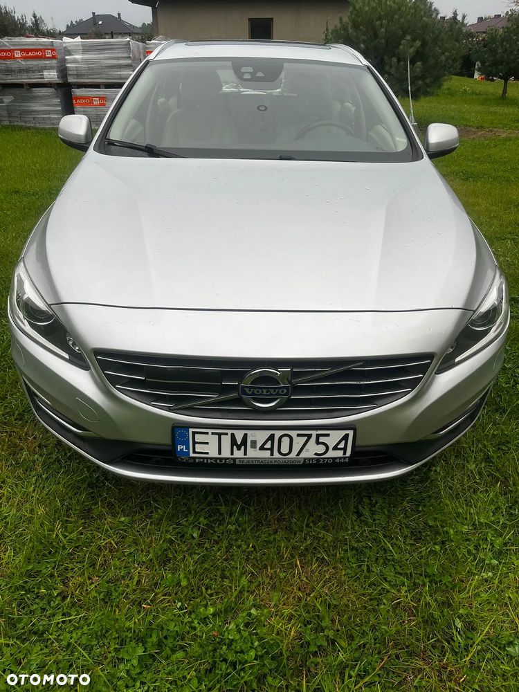 Volvo V60 D6 AWD Plug-in Hybrid R-Design Momentum - 11