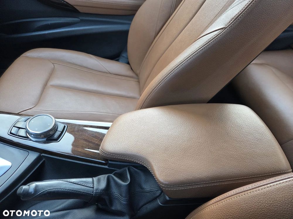 BMW Seria 3 328i xDrive Luxury Line - 7