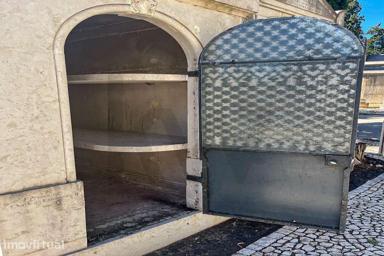 Jazigo em Mármore para 3 Lugares | Cemitério dos Prazeres | Lisboa - Grande imagem: 3/8