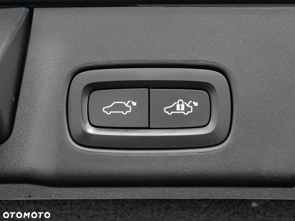 Volvo V90 Cross Country - 32