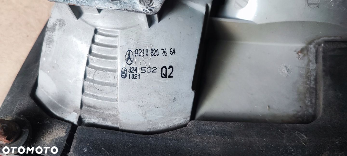 LAMPA PRAWA TYŁ MERCEDES BENZ E-kl W210 PRAWY TYLNA A2108207664 - 3