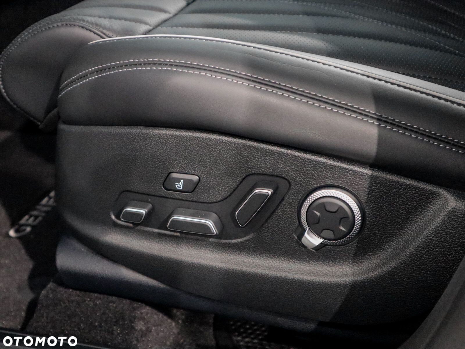 Genesis GV70 2.5T AWD AT8 Luxury Line - 29