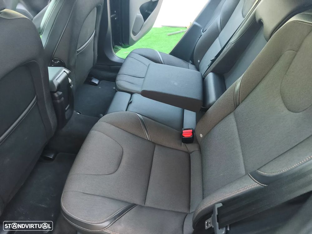 Volvo V40 Cross Country 2.0 D2 Summum - 19