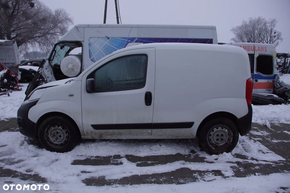 Auto na części - Fiat Fiorino III Lift 1.3 Multijet 73504436 46342387 249 2022R Silnik Skrzynia Drzwi Maska Błotnik Zderzak Szyba Lampa Klamka Deska Kokpit Sterownik Moduł Czujnik Licznik Wyświetlacz Panel Kierownica - 8