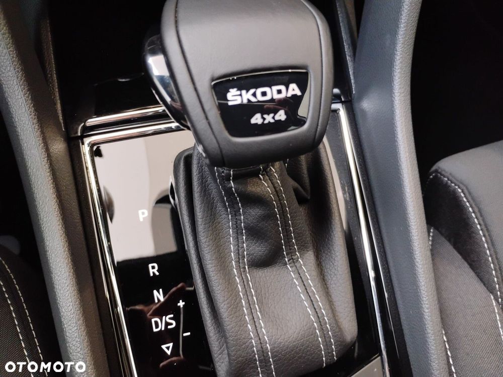 Skoda Karoq 2.0 TDI SCR 4x4 Sportline DSG - 24