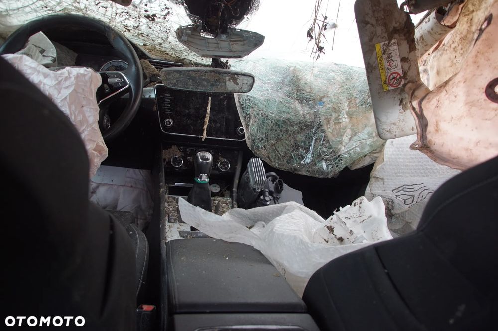 Auto na części - Skoda Superb III Lift 1.5 TSI 150 KM DPCA UEU LF7M 2021R Silnik Skrzynia Drzwi Szyba Lampa Klamka Deska Kokpit Sterownik Moduł Licznik Wyświetlacz Kierownica - 15