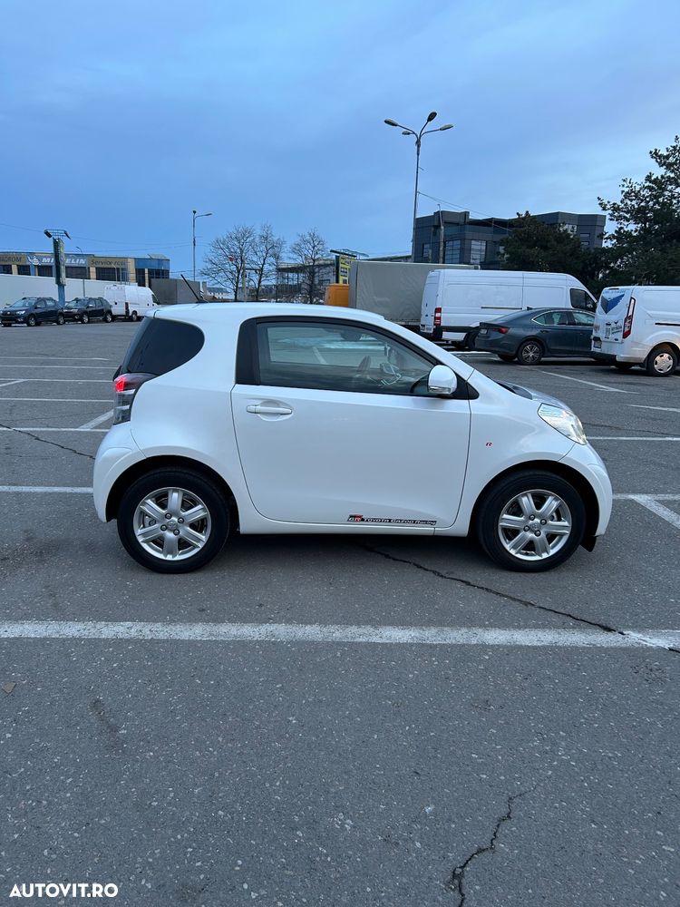 Toyota iQ - 13