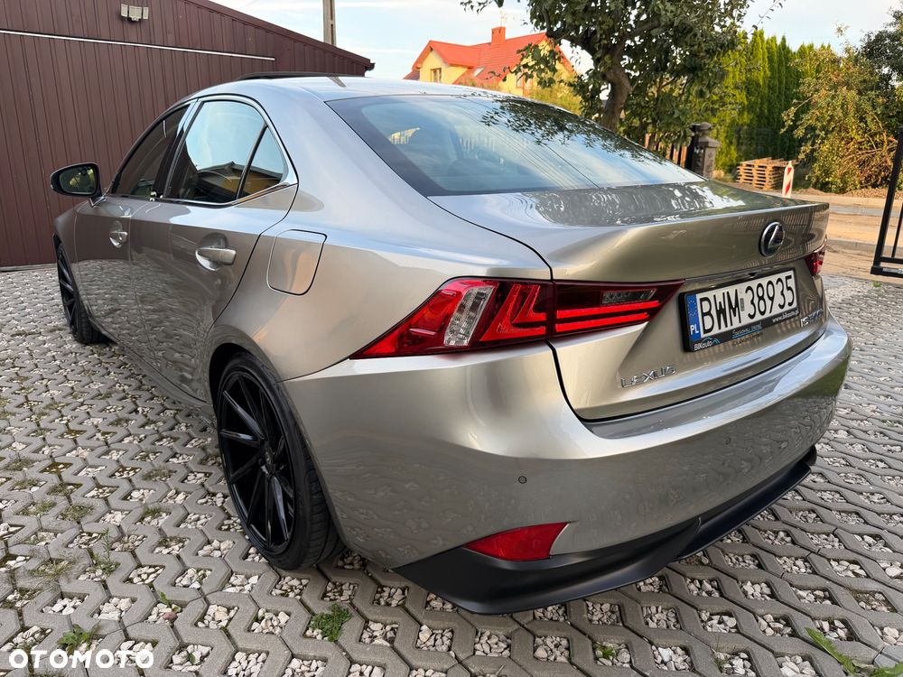 Lexus IS 300h Prestige - 4