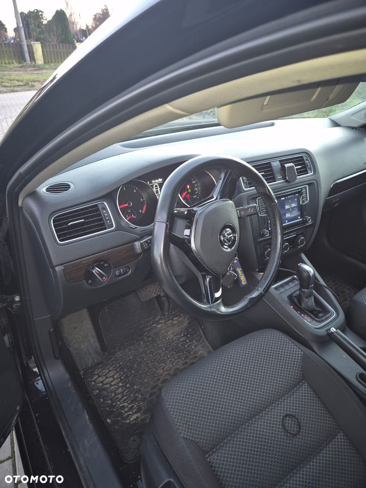 Volkswagen Jetta - 2