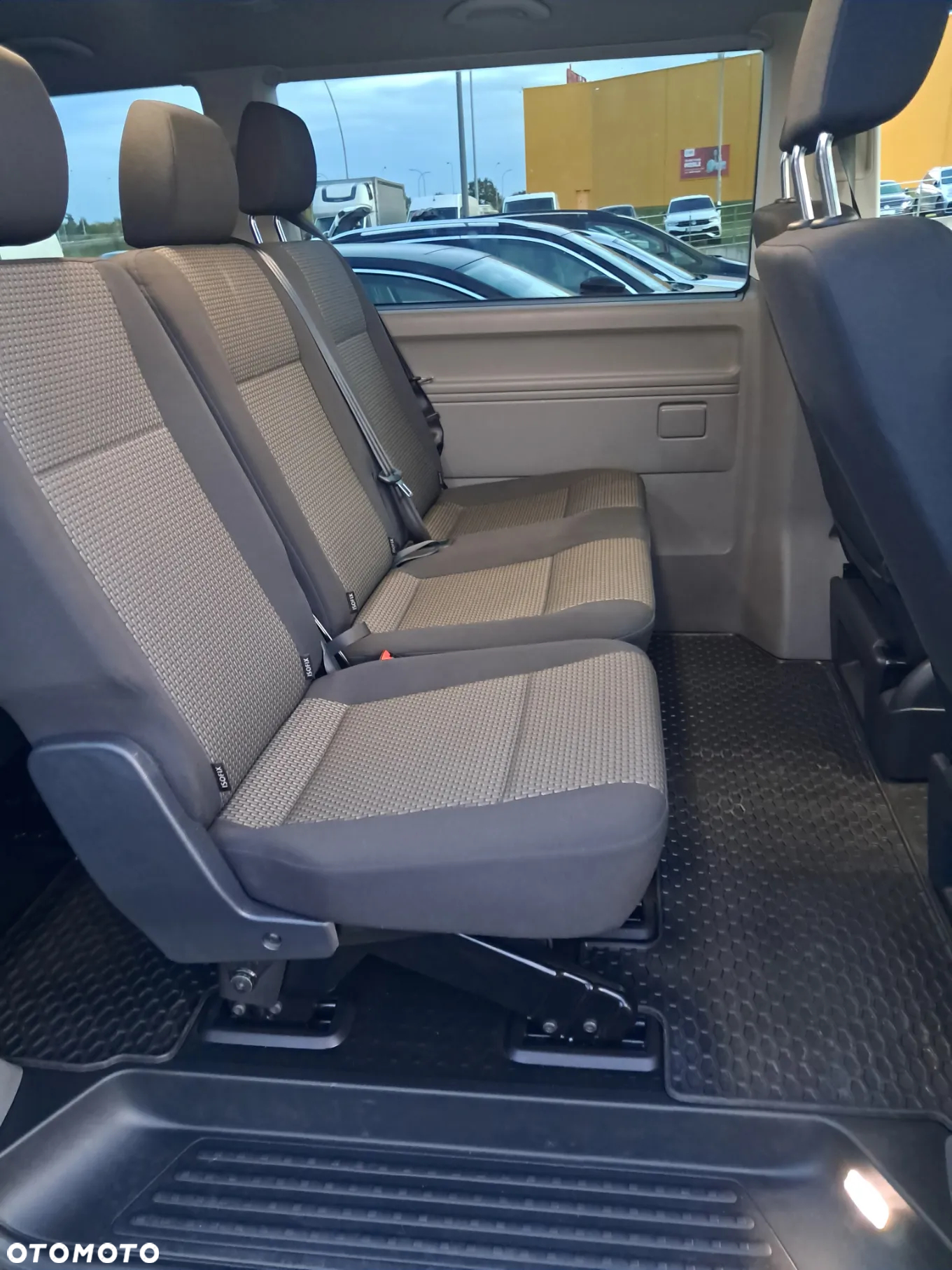 Volkswagen Caravelle - 9