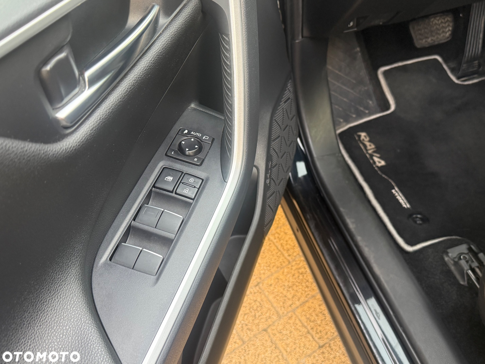 Toyota RAV4 2.5 Hybrid Black Edition by JBL 4x4 - 19