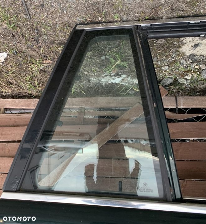SZYBA DRZWI TYLNE PRAWE MAŁA PODWÓJNA BMW E39 - 1
