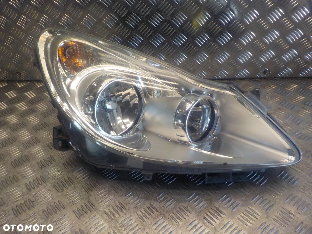 OPEL CORSA D LAMPA PRAWY PRZÓD UK - 1