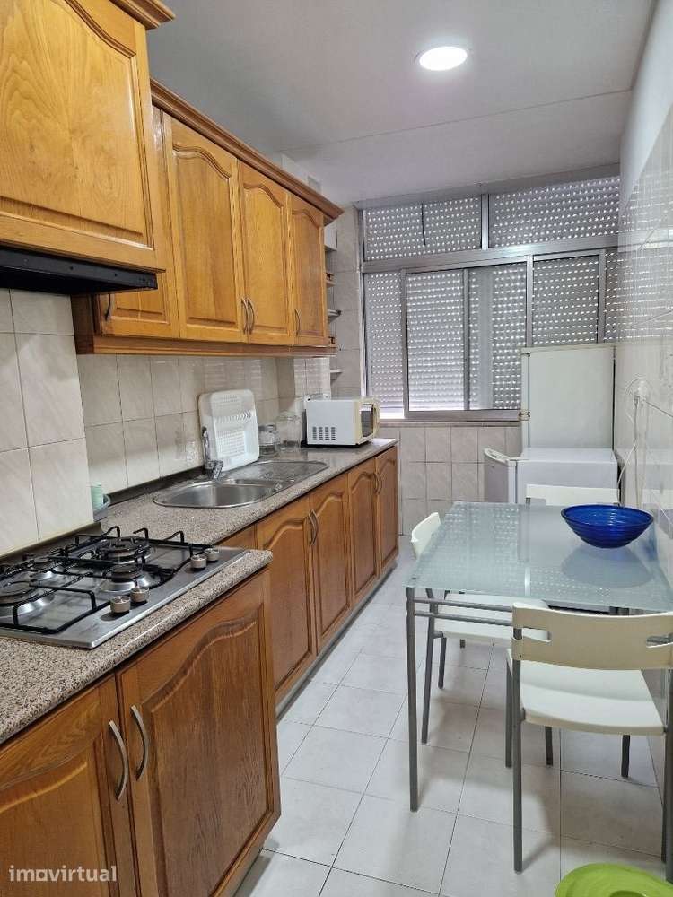 Junto ao METRO, Rapariga, Professoras, Enfermeiras ou estudantes. - Grande imagem: 5/10