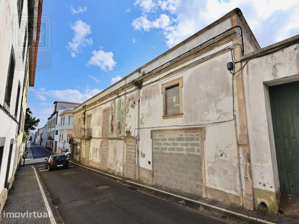 AMPLO EDIFÍCIO - MORADIA para VENDA no centro histórico de Ponta De... - Grande imagem: 4/6