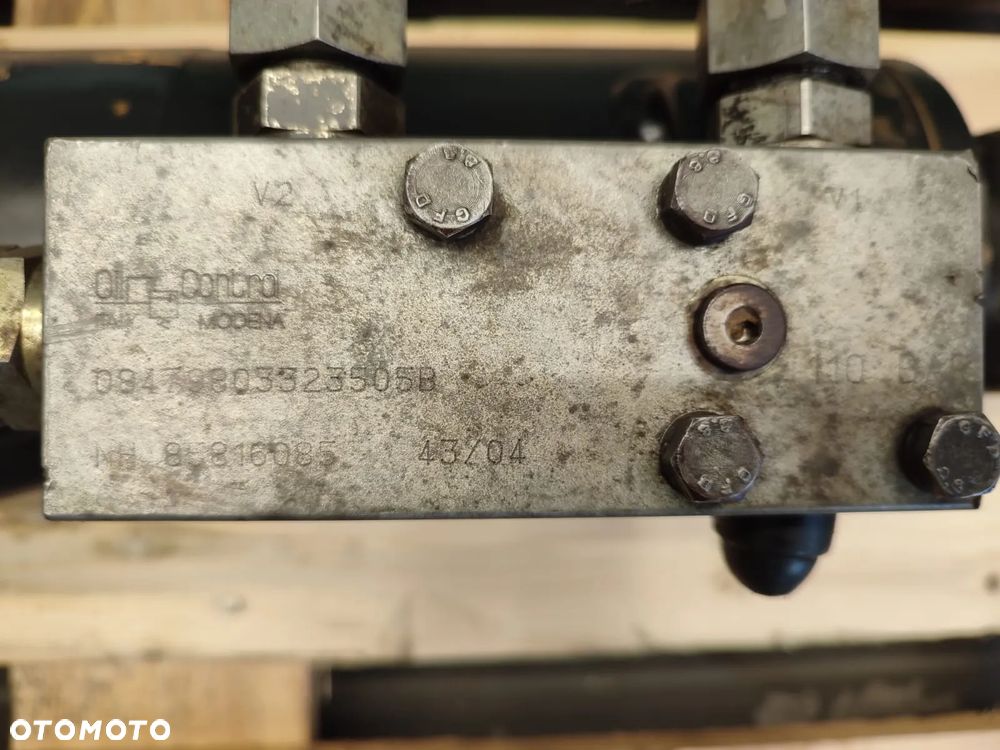 Siłownik hydrauliczny wychyłu łyżki MANITOU MLT 735 - 10