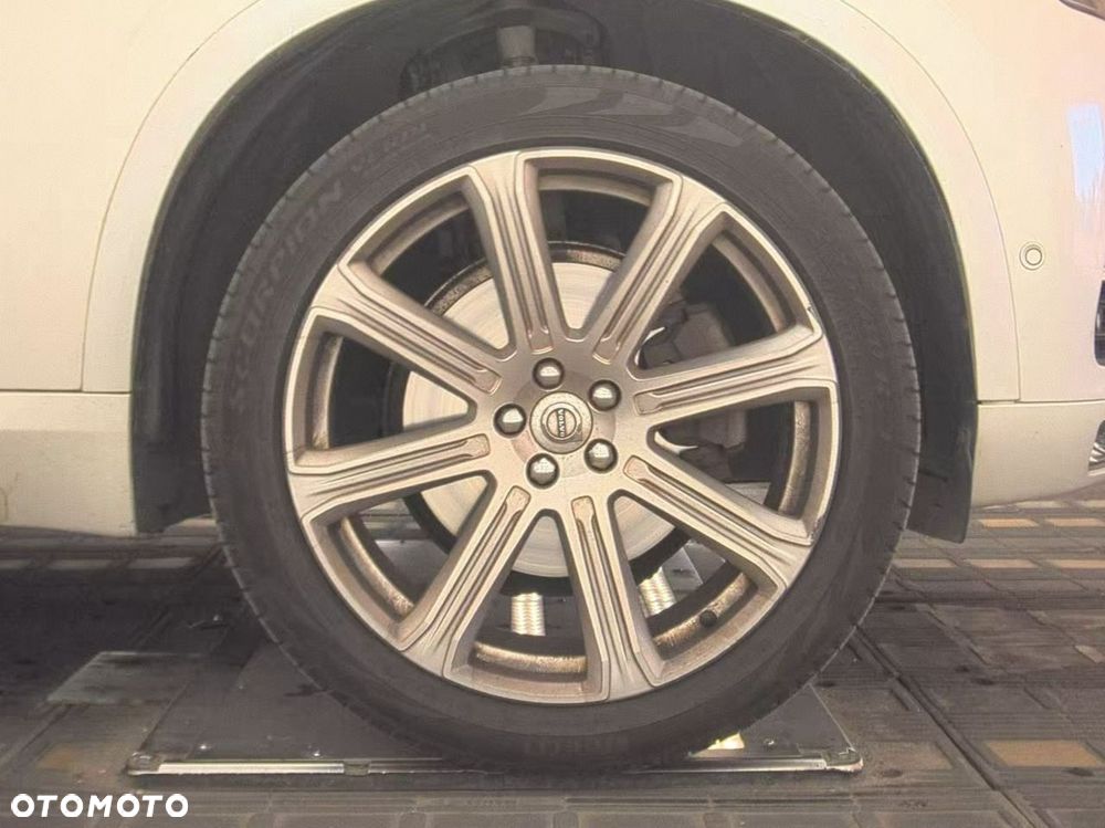Volvo XC 90 - 9