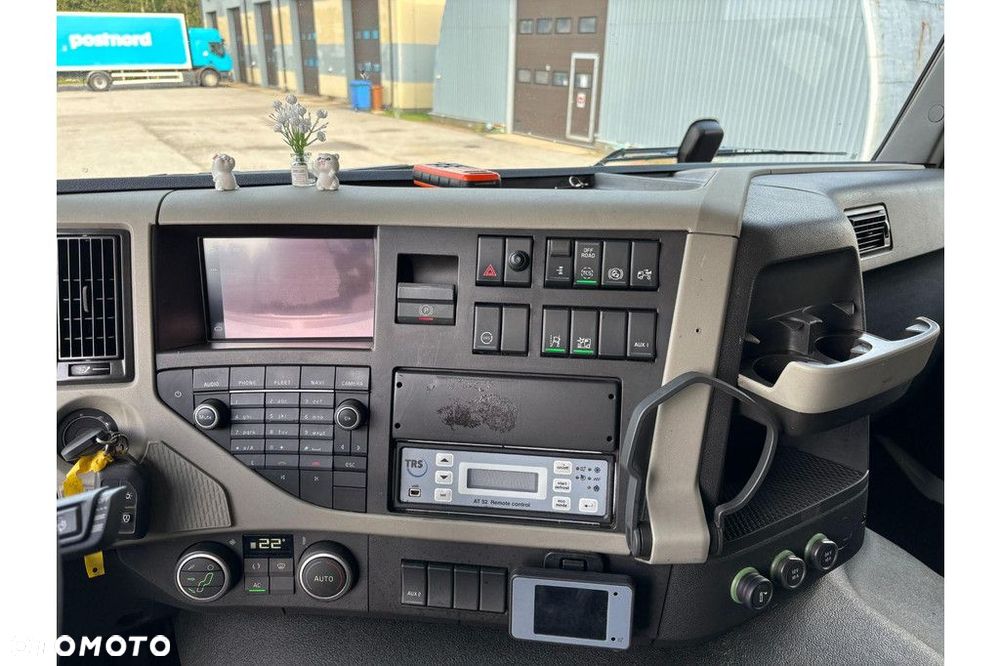 Volvo FM 330 4x2 + CARRIER - 16