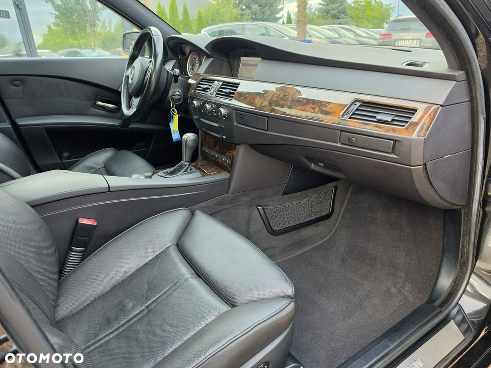 BMW Seria 5 550i - 32